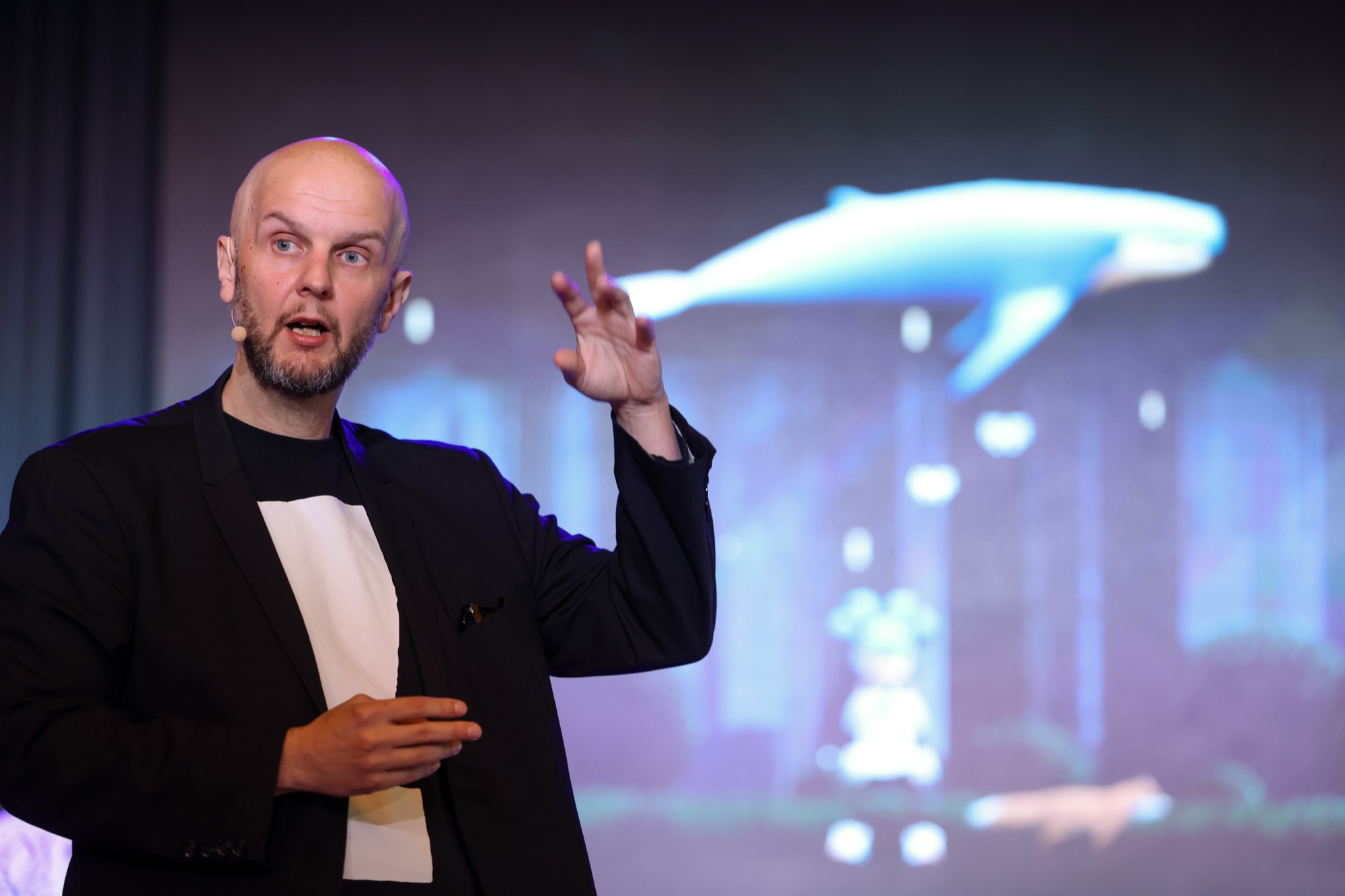 Jarno Alastalo puhuu lavalla Tool Fairissa