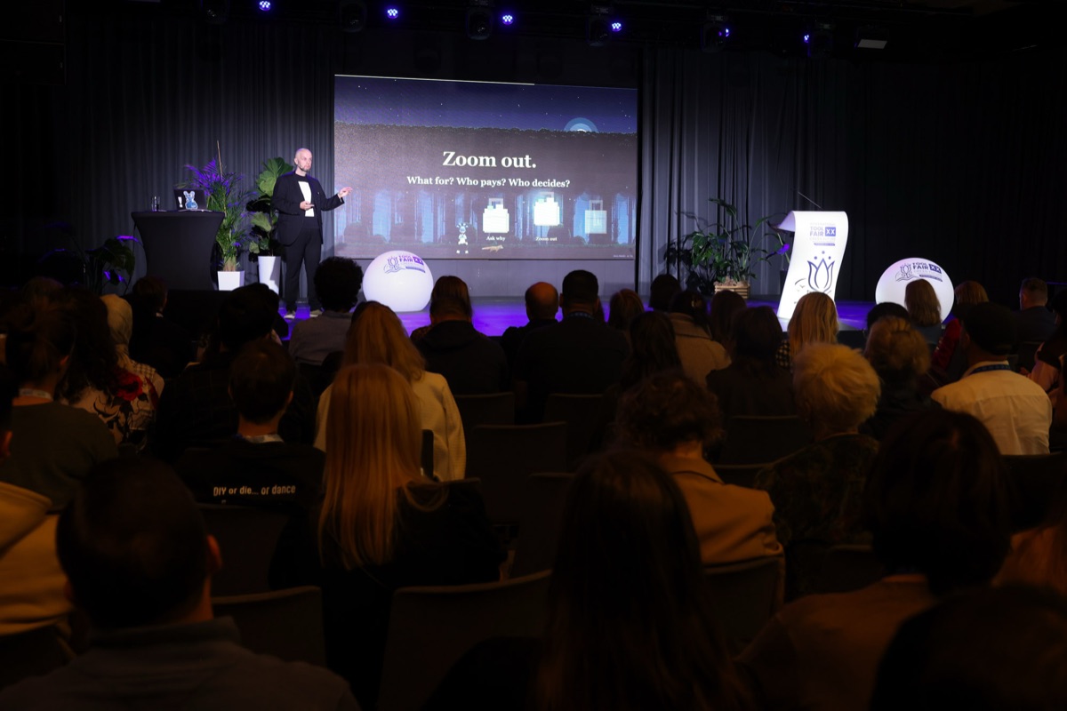 Jarno Alastalo puhuu lavalla Tool Fairissa