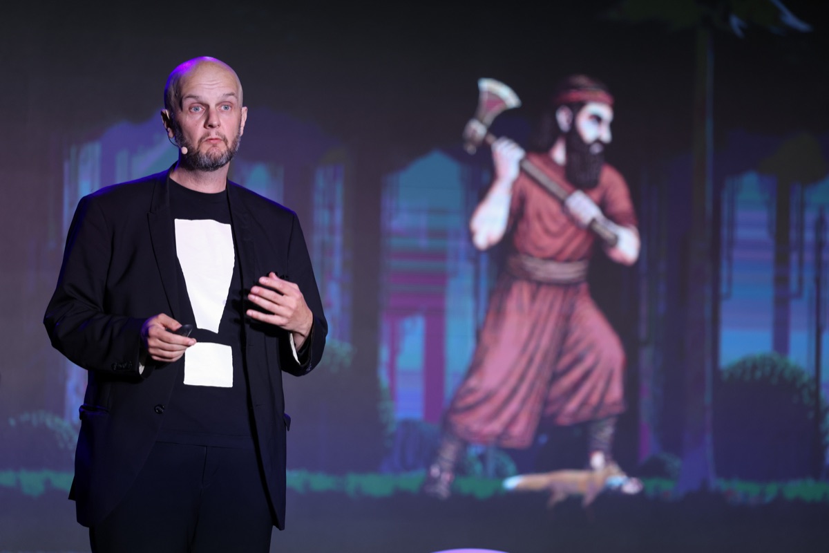 Jarno Alastalo puhuu lavalla Tool Fairissa